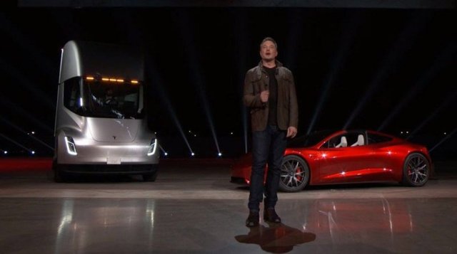 Илон Маск показал электрический грузовик и очень быстрый спорткар