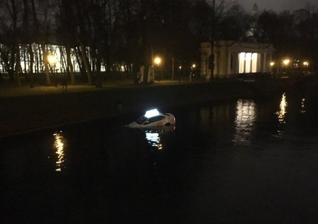 В Петербурге такси с пассажиром плавало в реке 20 минут
