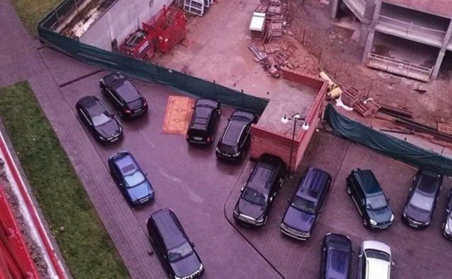 Немного уюта: в Минске водитель застелил парковочное место ковром