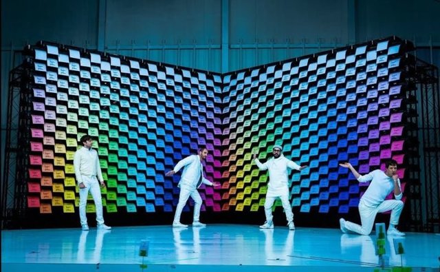 Группа OK Go сняла новый видеошедевр, использовав в качестве фона обычную бумагу из 567 принтеров!