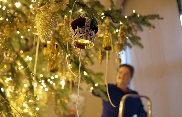 Рождество для королевы: Виндзорский замок украсила 6-метровая елка