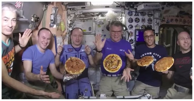 Как космонавты и астронавты на МКС готовили пиццу в невесомости