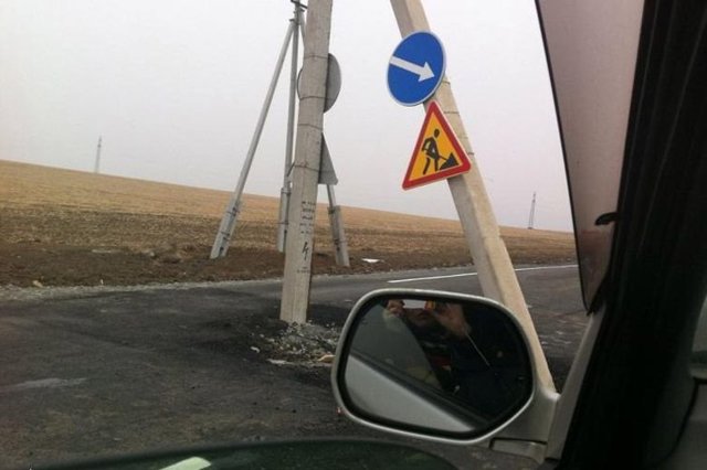 В Приморье заасфальтировали в дорогу со столбом посередине