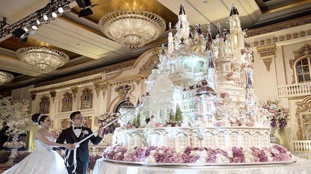 Грандиозный свадебный торт, над созданием которого кондитеры трудились больше месяца