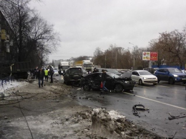 Авария дня. В Нижнем Новгороде грузовик устроил массовую авирию