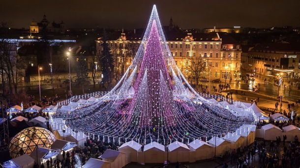 Рождественскую елку в Вильнюсе назвали самой красивой в Европе