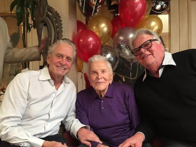 Легенда голливудского кино Кирк Дуглас отметил 101-летие