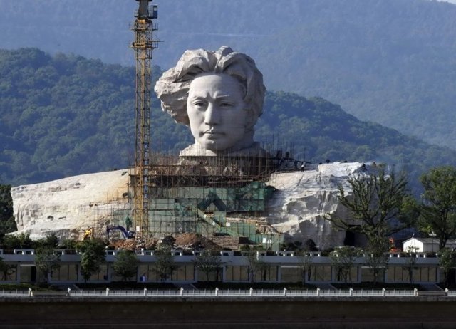 В Китае построили огромную голову Мао к 116 дню рождения вождя
