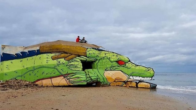Художник сделал из заброшенного здания на пляже настоящее произведение искусства