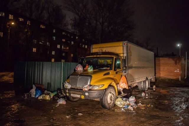 В Туле закидали грузовик мусором.  Месть за хамскую парковку