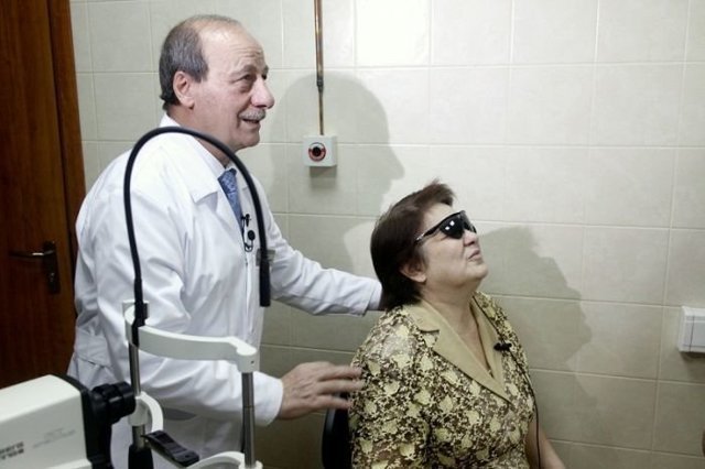 Слепая россиянка впервые увидела мир бионическим глазом: видео