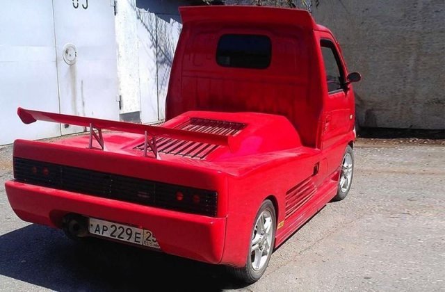 В Хабаровском крае автомобилист переделал свой мини-грузовичок в Ferrari