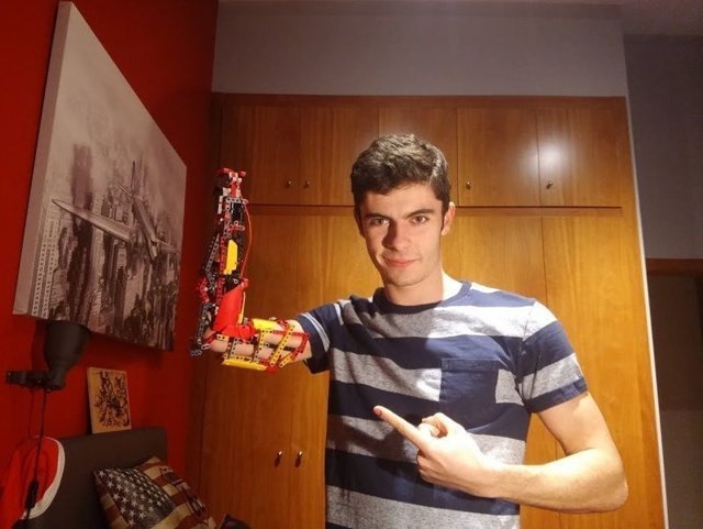 18-летний парень создал себе функциональный протез из бывшего Lego-вертолёта 