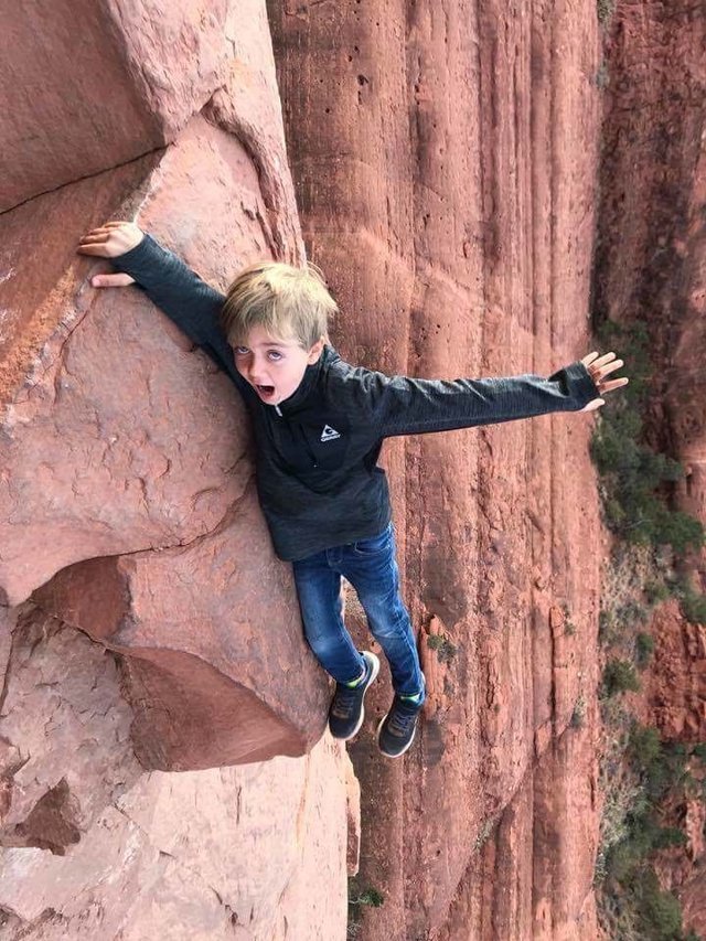 Улыбающийся человек. Фотография на которой меняет. Фотография на которой меняет. Необычные ракурсы для фотосессии. Фото людей.