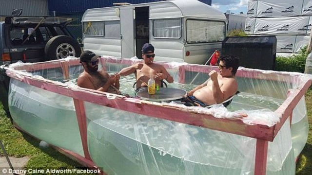 Трое друзей построили бассейн из дерева и полиэтилена за 30 минут