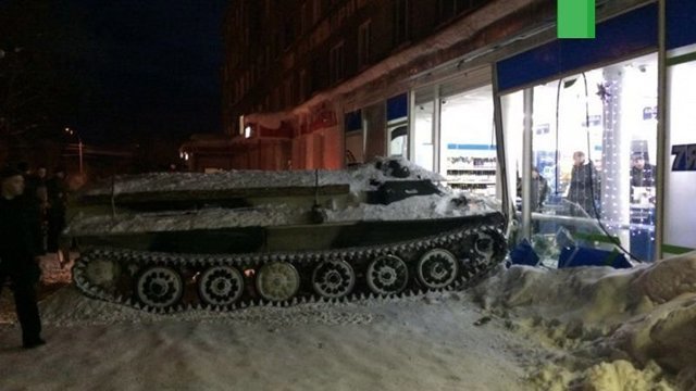 Мужчина протаранил магазин на угнанном гусеничном БТР