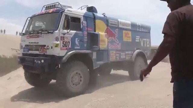 Болельщики помогают Айрату Мардееву преодолеть сложный участок пути на гонке «Дакар-2018»