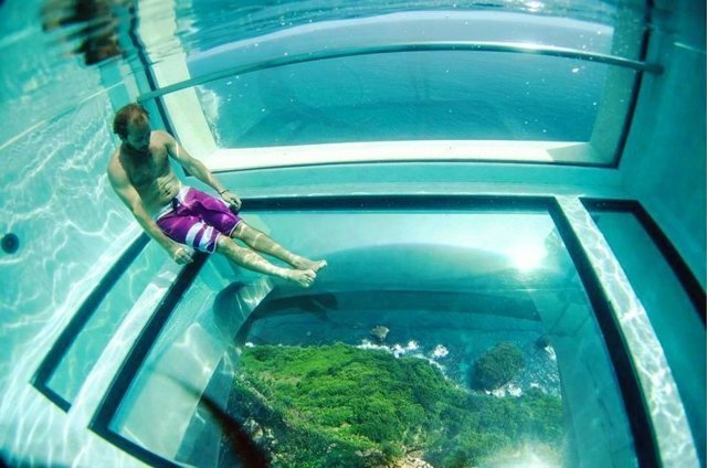 Этот эпический бассейн на Бали расположен на 150-метровой высоте. И у него стеклянное дно!