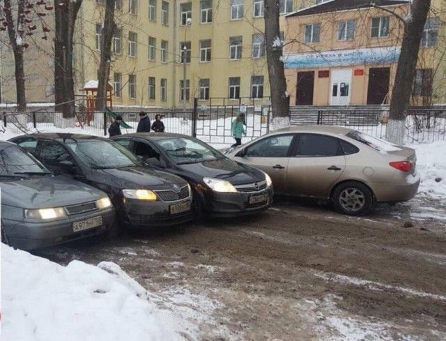 В Самаре участники курьезного ДТП вылезали из машин через багажник