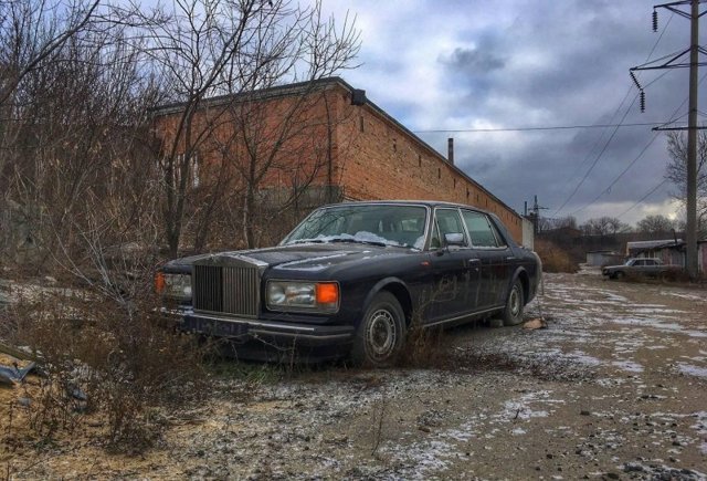 Фотографии Rolls-Royce брошенного в гаражном кооперативе