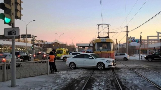 Авария дня. В Екатеринбурге водитель Ауди протаранил трамвай