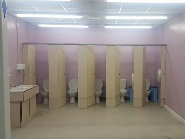 В школьном туалете убрали стену, и родители больше не пускают детей на уроки