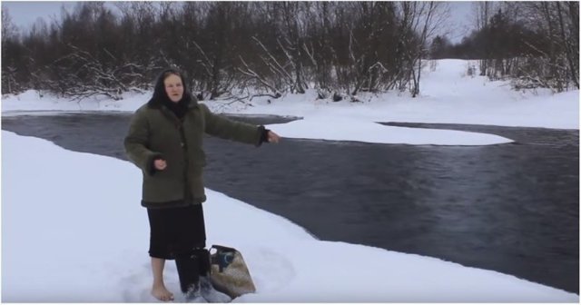 Бабушке приходится переходить зимой реку вброд из-за отсутствия моста