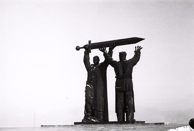 Памятник «Тыл - Фронту» в Магнитогорске 1984 год