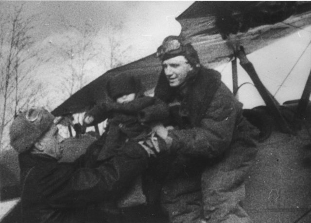Гвардии лейтенант А.П. Мамкин перед своим ПОСЛЕДНИМ вылетом на партизанском аэродроме!