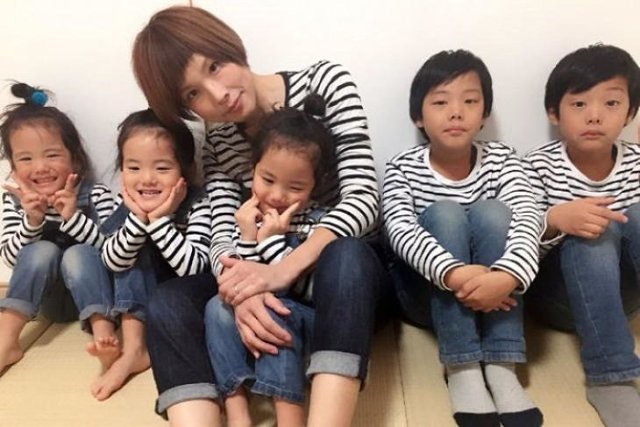 Мама из Японии решила поделиться фотографиями из своей жизни с двойняшками и тройняшками