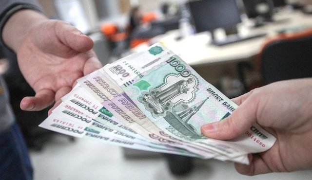 От россиян потребовали вернуть все деньги, снятые перед банкротством банков