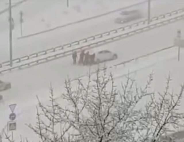 На видео попала совместная борьба автолюбителей против зимней стихии