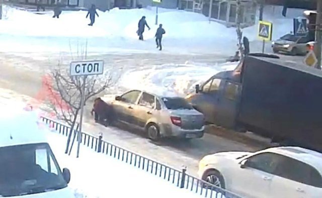 В Ярославле автомобиль проехал по упавшей на переходе женщине