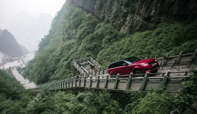 Range Rover Sport въехал на лестницу из 999 ступеней в Китае