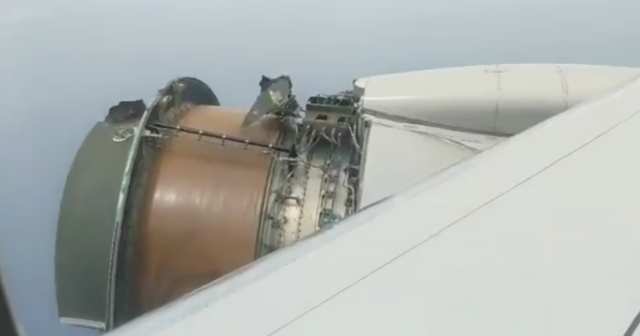 Пассажиры сняли разрушение двигателя самолета в воздухе