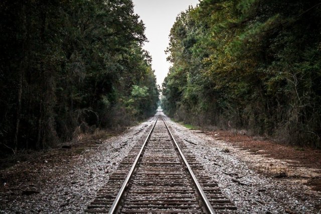 Железная дорога уходит за горизонт