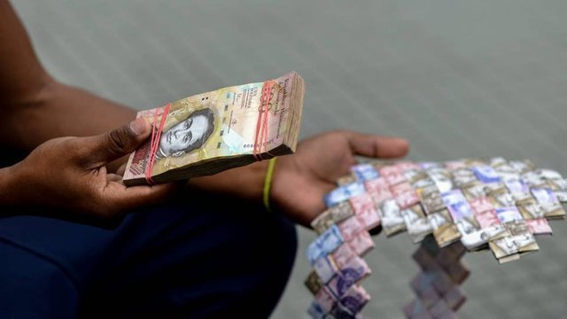 Венесуэльцы изготовляют сувениры из собственных денег