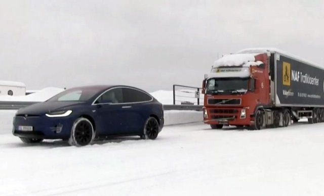 Tesla Model X отбуксировал 43-тонный грузовик по снегу