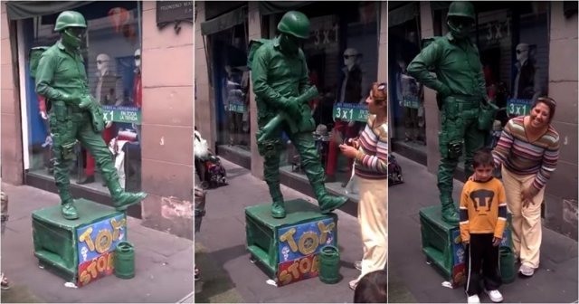 Уличный артист в образе солдатика из «Истории игрушек» развлекает прохожих