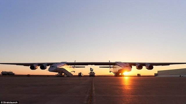 В США испытали самый большой самолет в мире