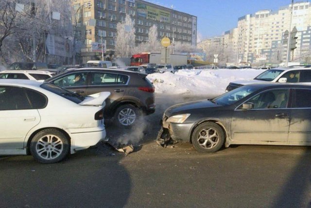 Владелец автомобиля затонировал задние фонари и дважды попал в ДТП за один день