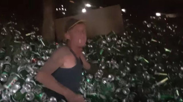 Самый большой любитель Victoria Bitter: житель Австралии за 15 лет скопил в сарае 30000 банок пива