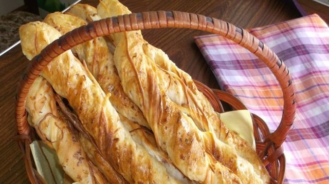 Вкусная закуска для просмотра фильма, пикника или к пиву.  Хлебные палочки с сыром