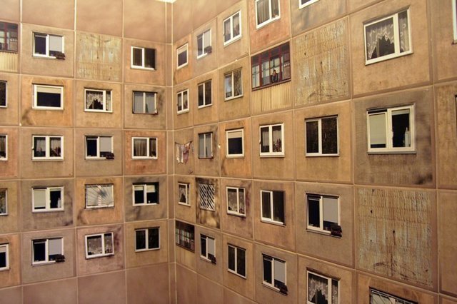 «Туалет для архитекторов»: стена старого туалета, украшенная фотографиями из окна