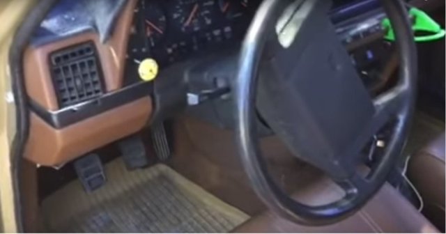 Владелец Volvo 240 заменил скучный сигнализатор открытой двери на 8-битную мелодию одной из популярнейших песен 80-х