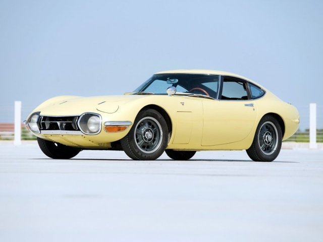 Модель Toyota 2000GT, выполненная из золота и серебра