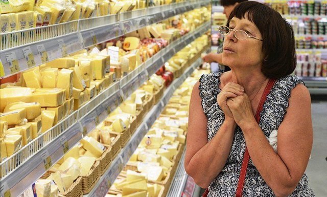 Названы марки фальшивого сыра в российских магазинах