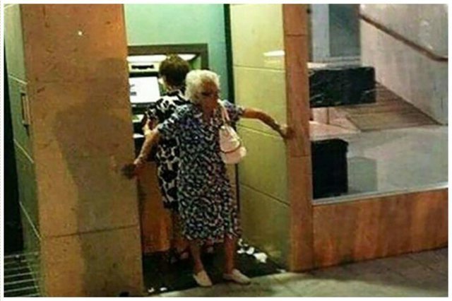 Новый способ грабежа прямо у банкомата