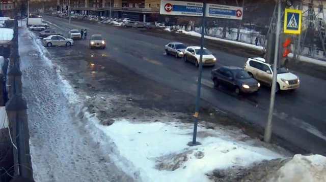 Водитель устроил ДТП на глазах у полицейского и уехал