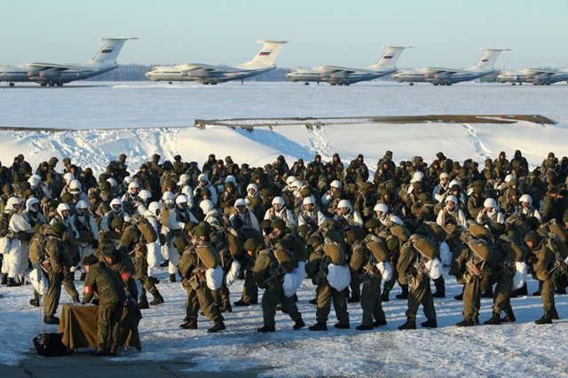 Массовое десантирование бойцов ВДВ в Рязанской области